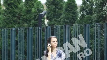 Ultimele pregatiri inainte nunta Cristinei Sucu - mireasa, cu parul ud pe strada