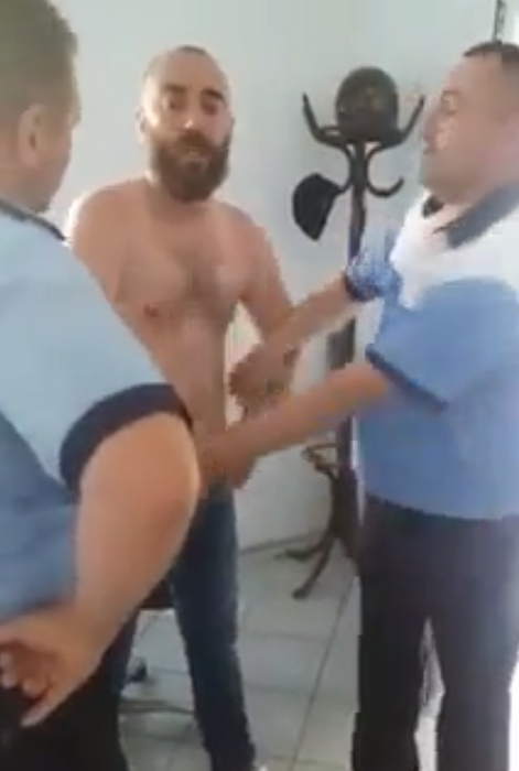 Bogdan Udroiu, consilier local, s-a dezbrăcat în faţa poliţiştilor şi i-a ameninţat