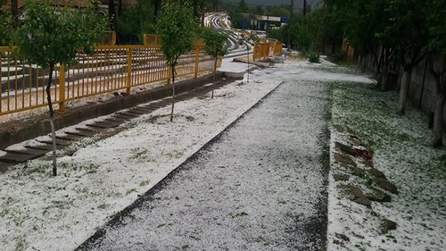 Ploaie cu grindină de mari dimensiuni în Dolj! Totul a fost acoperit în alb