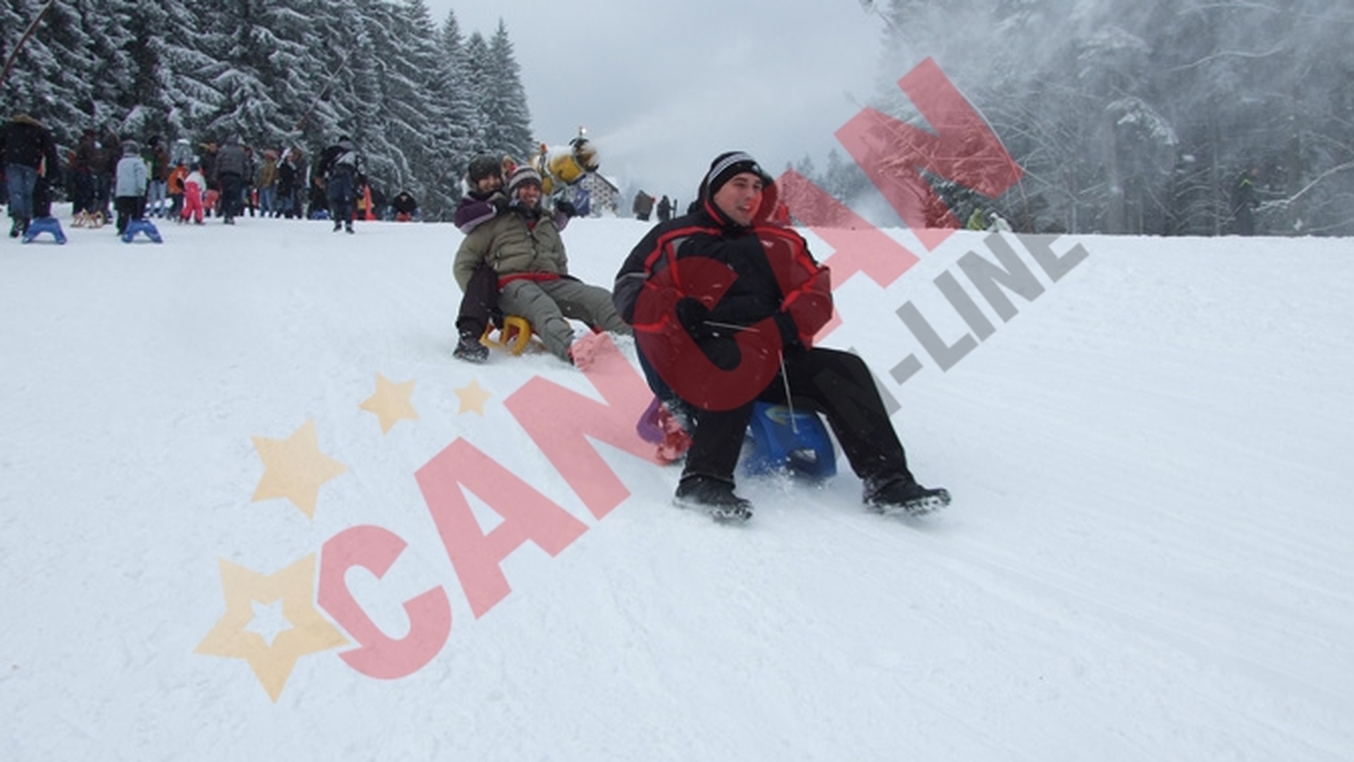 Valea Prahovei, plina de turisti! S-au bucurat de zapada!