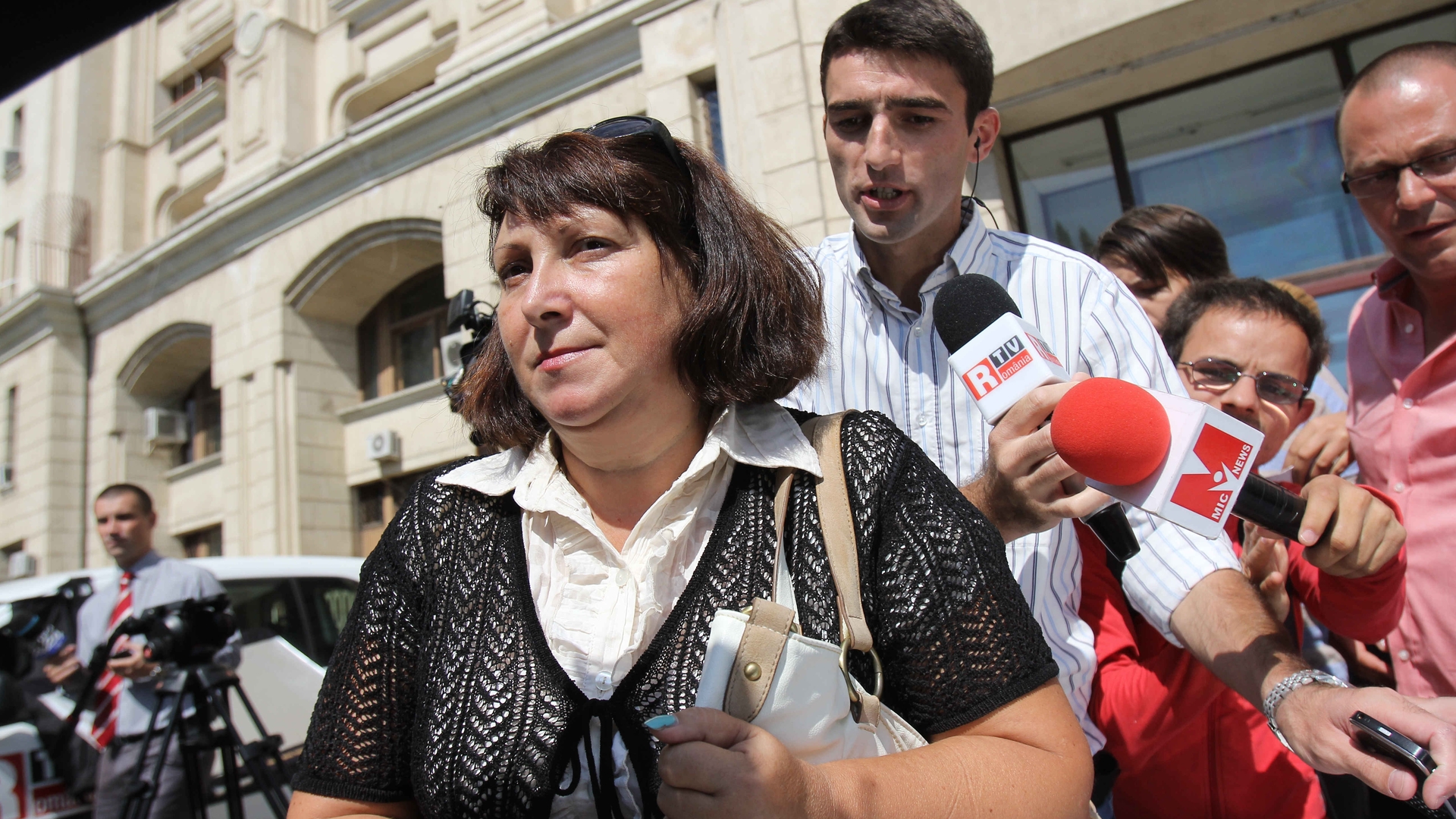 Ce i-au spus anchetatorii? ONG-ista care a lasat liber maidanezul ucigas a iesit de la audieri stana de piatra!