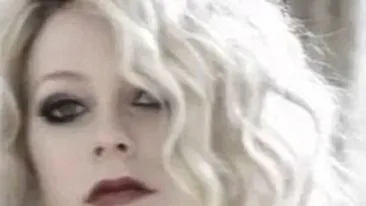 VIDEO Uite ce vampa e Avril Lavigne in noul ei clip! Cantareata si-a schimbat look-ul de adolescenta rebela!