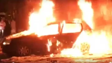 Și-a incendiat propria mașină și a stat să vadă cum arde. Piromanul a fost ars și el!