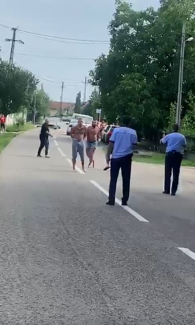 Scene șocante între polițiști și mai mulți bărbați în județul Gorj! Agenții au scos armele și au fost înjurați de scandalagii: “Vrei să te bat cu pistolul în mână?”