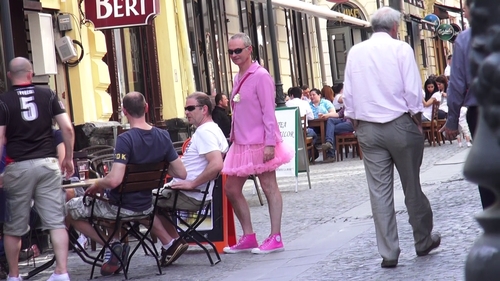 Englezul in fusta roz explica de ce a aparut in Centrul vechi imbracat in balerina: i-au fost furate hainele!