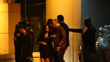 Guess Who. asaltat de “caprioare”! A facut schimb de numere de telefon cu admiratoarele sale, iar la final a plecat cu una acasa!