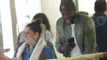 Imagini ca-n cascadorii râsului cu Bizonul Gnohere. Degeţica îl aleargă pe lunganul lui Gigi prin mall! 