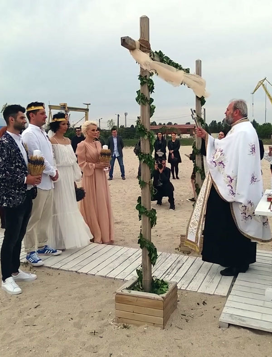 OCTAVIAN STRUNILĂ şi OANA BOTEZ, cununaţi de un preot exclus din BOR! Nunta oficiată pe plaja din 2 Mai, nerecunoscută de nicio biserică ortodoxă