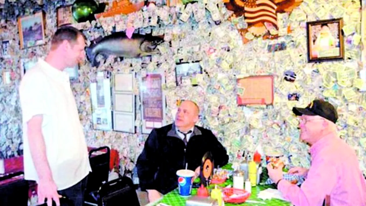 Clientii unui restaurant au lipit bacsisul pe pereti timp de 27 de ani. Tapet din 10.316 $