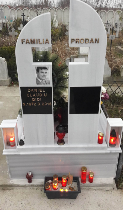 Monumentul funerar este împărţit în două