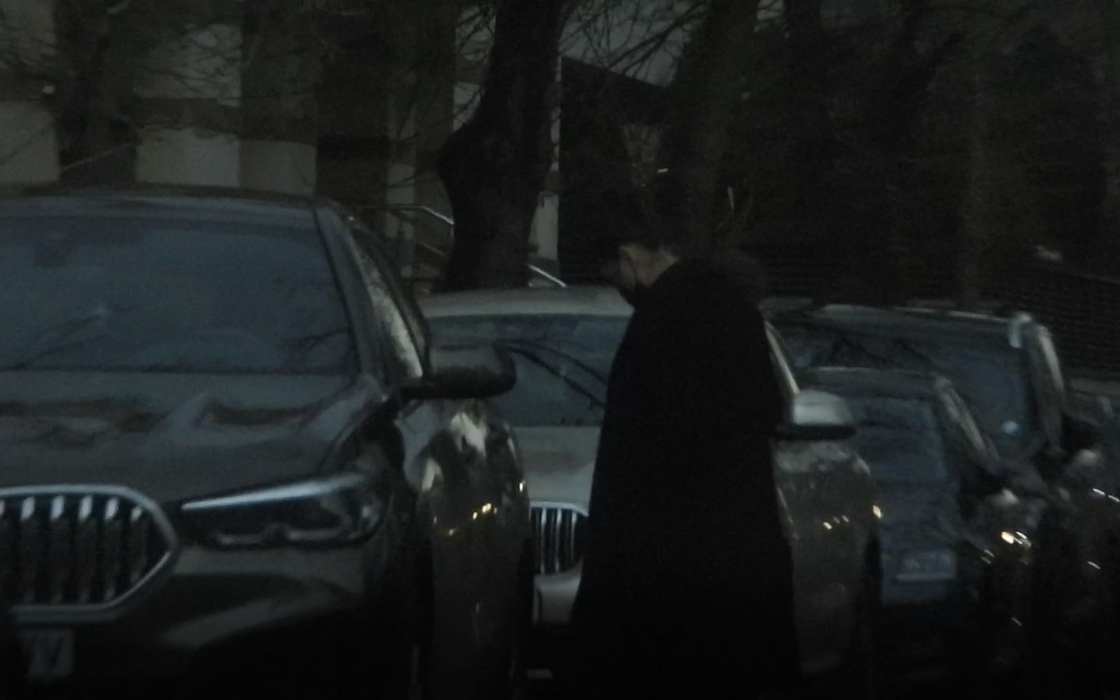 Elena Băsescu a ieșit de la slujbă și va pleca, în curând, cu mașina spre casă (Foto: CANCAN.RO)