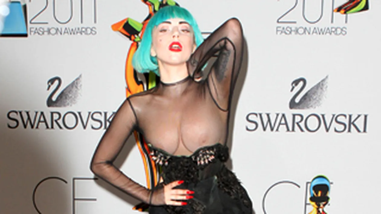 Lady Gaga, la Oscarurile modei cu sanii pe afara!