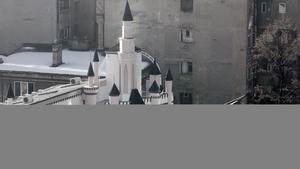 In centrul Capitalei a rasarit un castel ca-n Disneyland! Un tatic le-a construit “printeselor” sale un palat ca-n povesti!