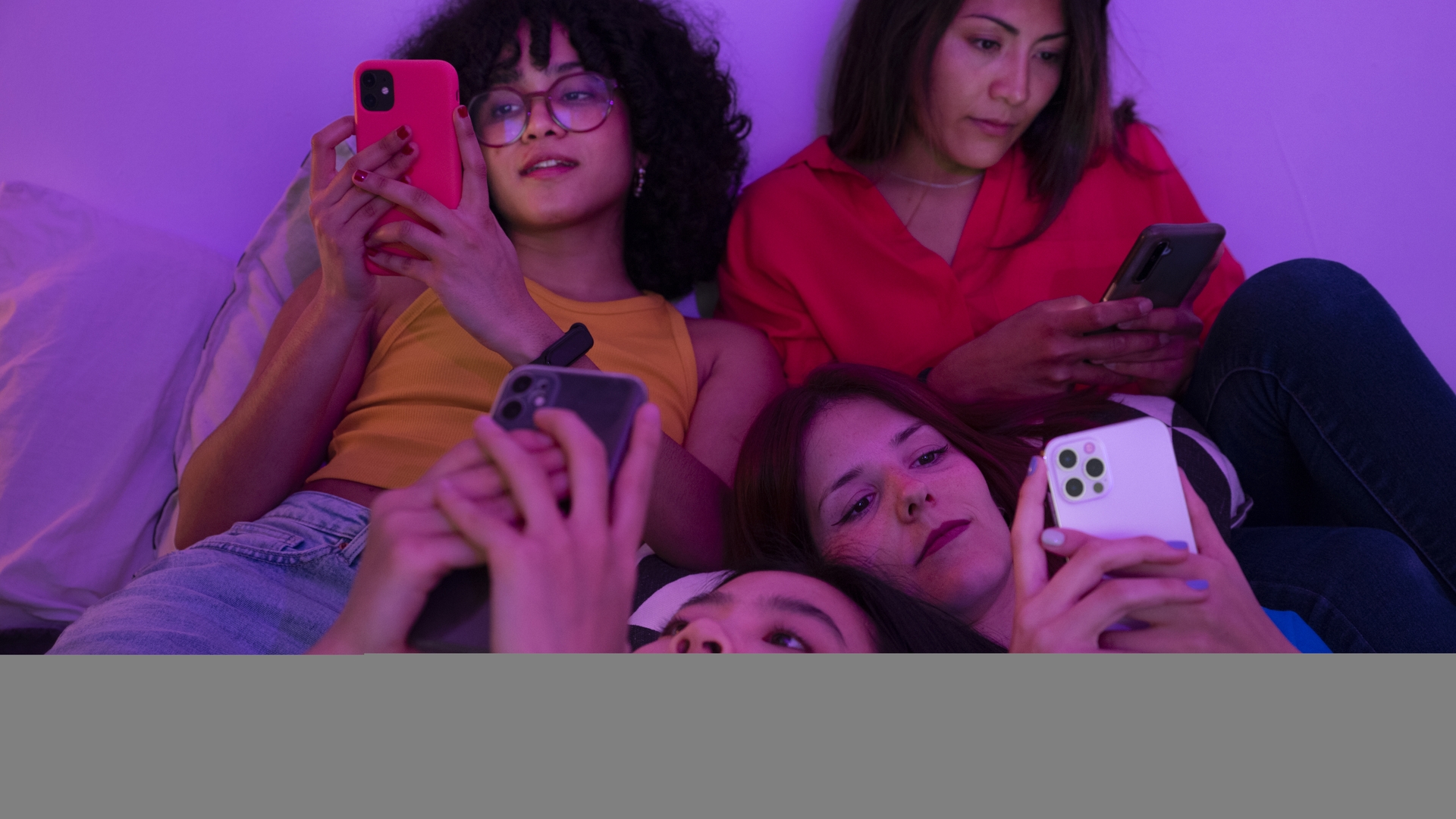 De la ‘rage bait’ la ‘vibe coding’: 2025 a fost anul în care internetul a vorbit pe limba Gen Z