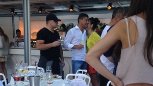 Dulce-i viata fara Pelinel! Boureanu nu si-a tinut mainile acasa si a pipait o bruneta cu corp de sirena pe malul Lacului Snagov!