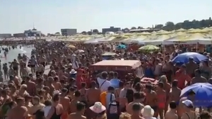 Un tânăr de 22 de ani, preluat cu targa după ce a sărit de pe stabilopozi în Eforie! Bărbatul nu-și mai simțea corpul