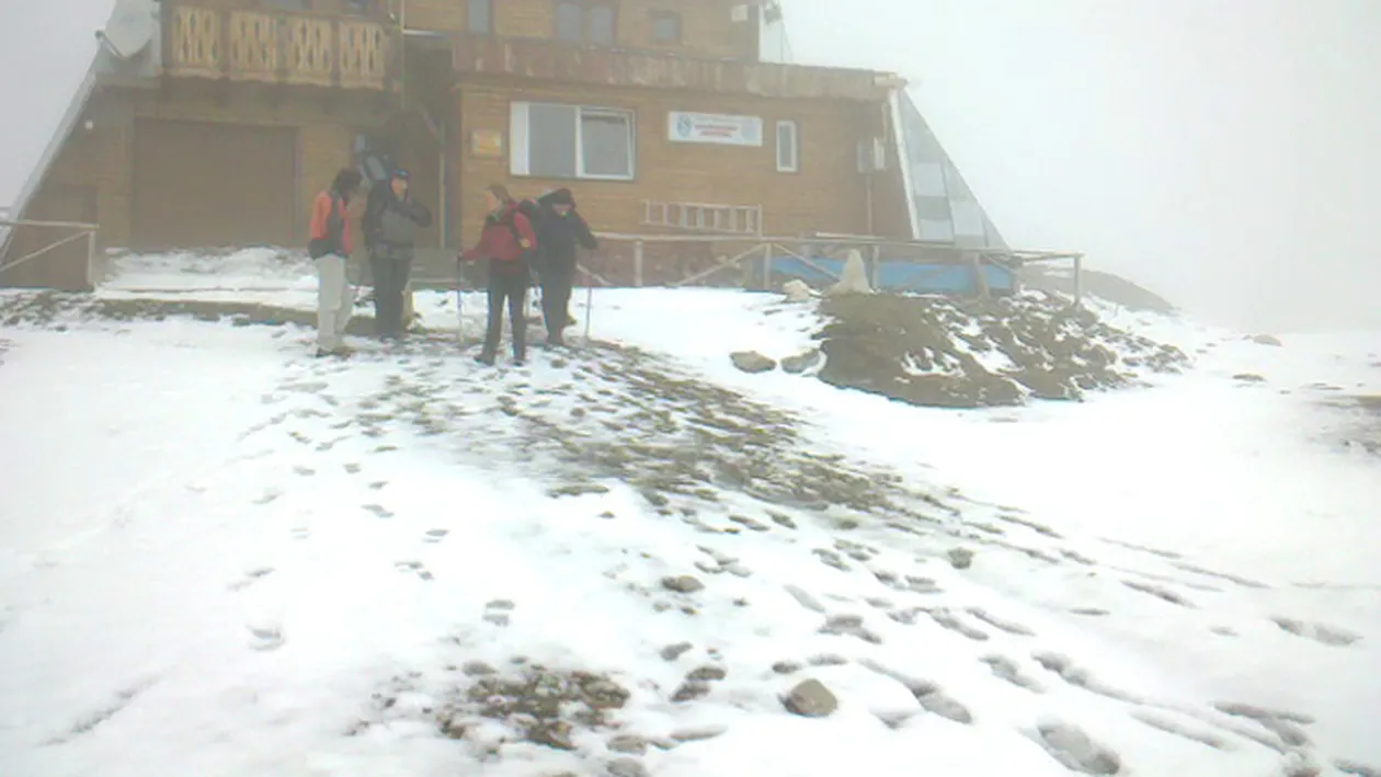 Salvamontistii, in alerta maxima! Pe platoul Bucegilor, zapada are pana la 30 de centimetri!