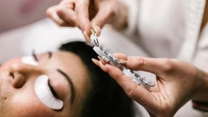 Ireal! Ce a putut să facă o clientă supărată că nu a fost primită la programarea pentru gene. Cosmeticiana a crezut că e o glumă