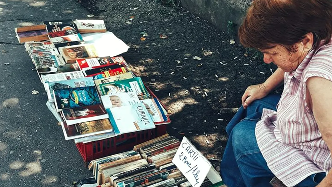 Povestea doamnei Sanda, femeia care își vinde cărțile pe trotoarul din București pentru a avea ce mânca! Viața ei pare ruptă dintr-un film