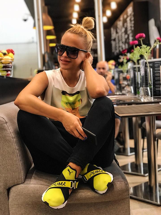 Incredibil! Evelin, fetița de doi ani a Andei Adam, a băut două beri