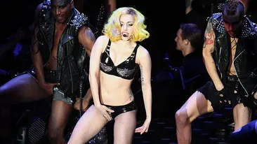 Madonna, Lady Gaga, Rihanna, atingeri provocatoare pe scena. Gestul-emblema a lui Michael Jackson innebuneste acum si barbatii