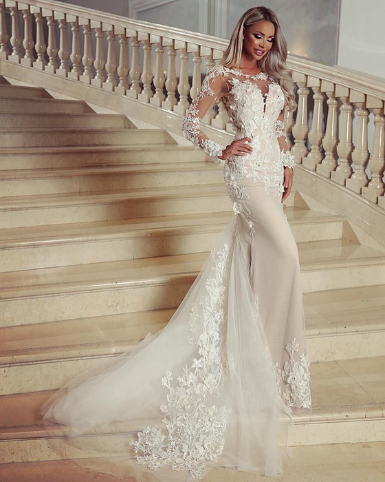 Bianca Drăgușanu și Alex Bodi, petrecere tradițională în Mediaș. Poza fabuloasă cu tăurașul la proțap