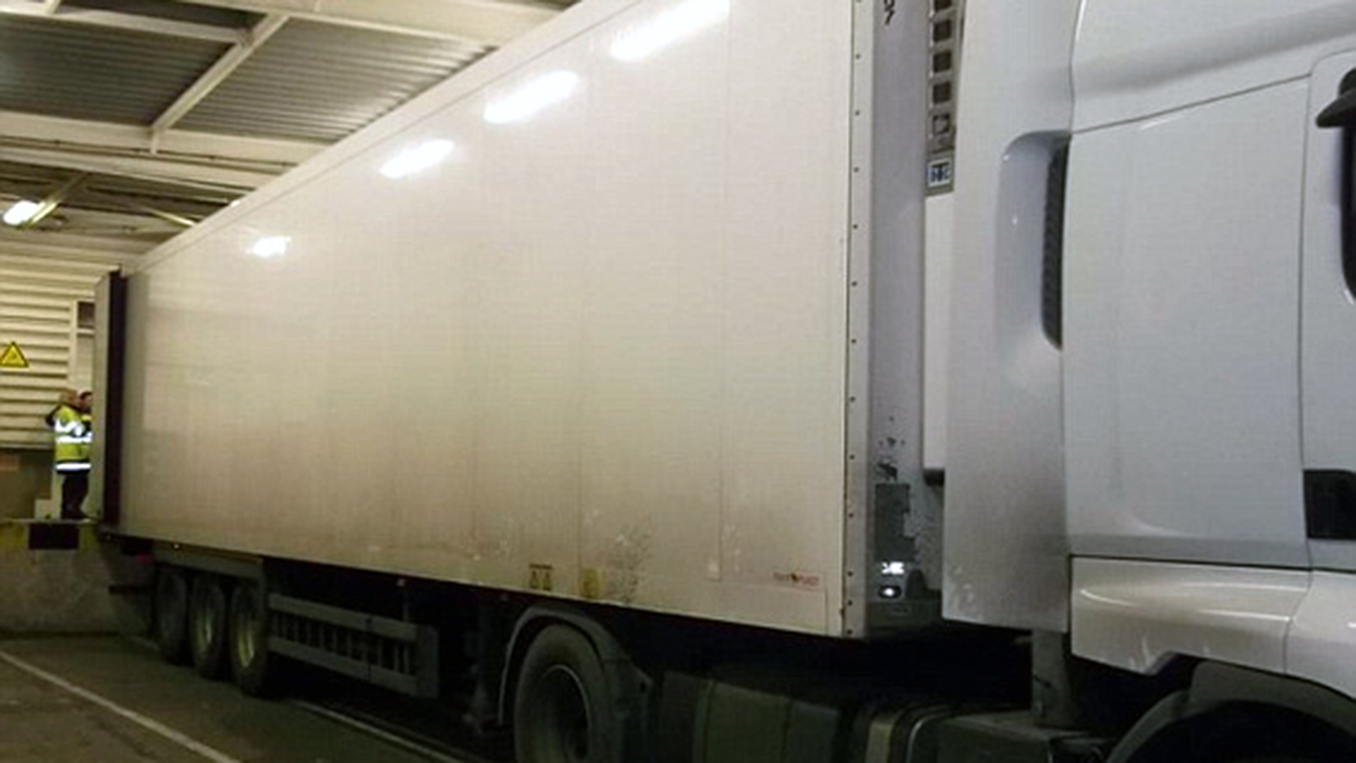 Şofer român, arestat în Marea Britanie. Ce au găsit poliţiştii în camionul pe care-l conducea