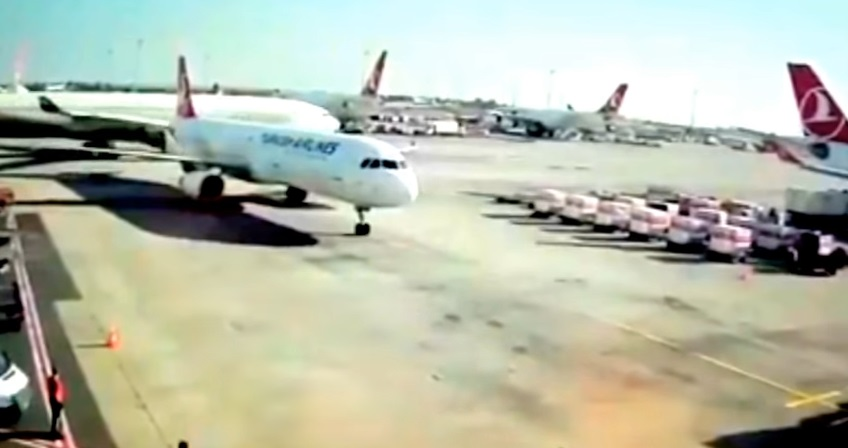 Două avioane pline cu pasageri s-au ciocnit pe Aeroportul Atatürk din Istanbul! Una dintre aeronave s-a rupt