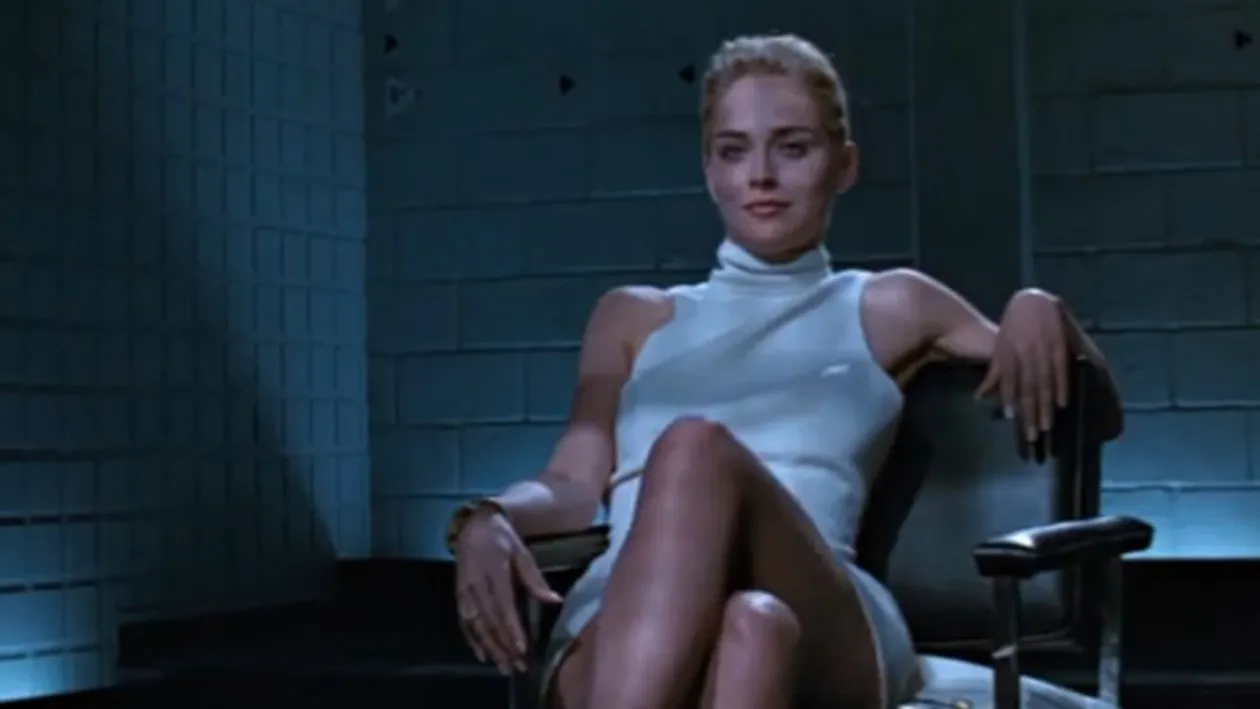 CANCAN-uri de altadata! Uite cum erau paziti bucurestenii cu politia la cinematograful Scala, in august '92, cand a rulat prima data Basic Instinct! S-au batut s-o vada pe Sharon Stone desfacandu-si picioarele!