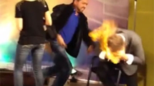 VIDEO Scene de groază la TV! Un prezentator i-a dat foc unui invitat în direct