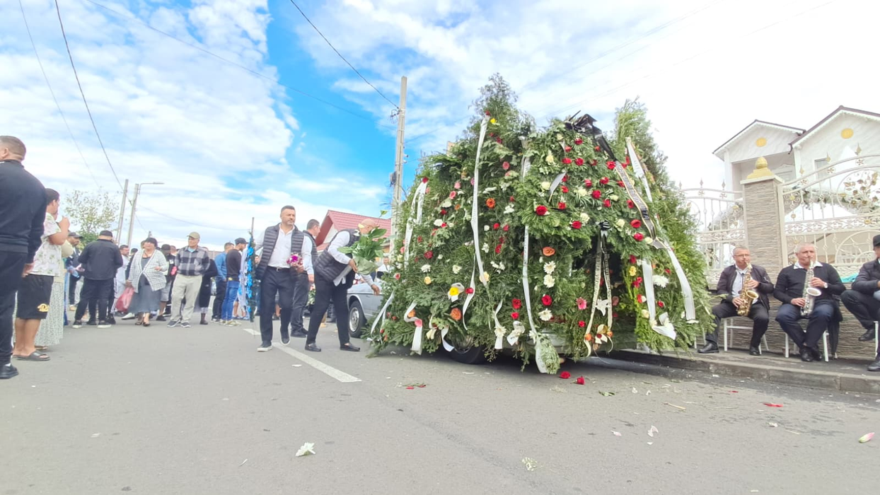 Tânărul ucis în răfuiala dintre clanuri la Craiova a fost înmormântat. Zeci de oameni l-au condus pe ultimul drum