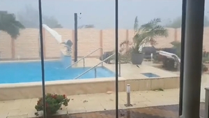 Furtună cu forța unui uragan în vestul țării! Zeci de gospodării au fost măturate de vijelii puternice. VIDEO