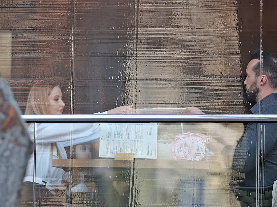 Trsitan Tate a luat masa în oraș cu iubita și fetița lui