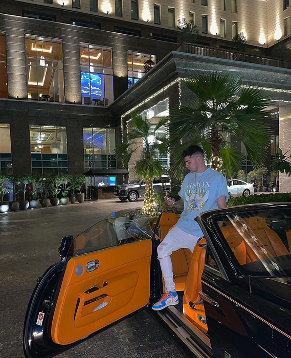 Cristian este fiul milionarului Marian Chiaţă, administrator al mai multor restaurante de lux din Bucureşti