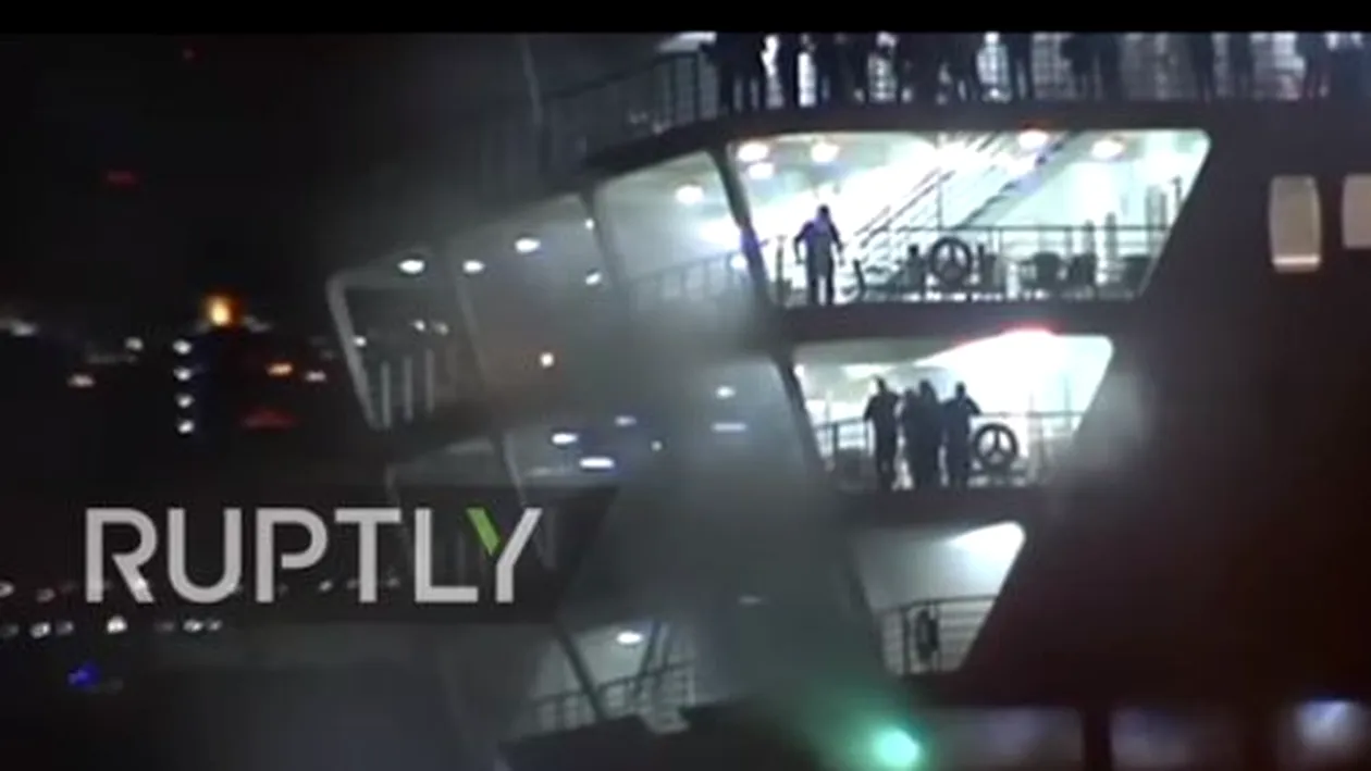 Sute de pasageri evacuați după izbucnirea unui incendiu pe un feribot, în Grecia!