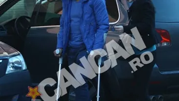 Banel Nicolita a revenit in tara, cu piciorul in ghips! E ingrijiit de mama Marita si iubita Cristina!