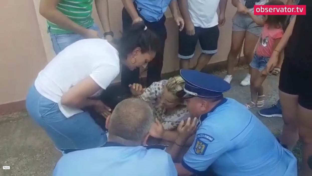 Momente dramatice. O tânără a leșinat lângă ”Casa Groazei” din Caracal