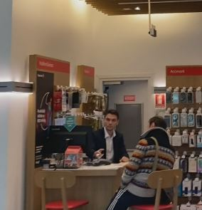Călin Geambașu își plătește factura la telefon, după care pleacă să-și ia fiul de la școală