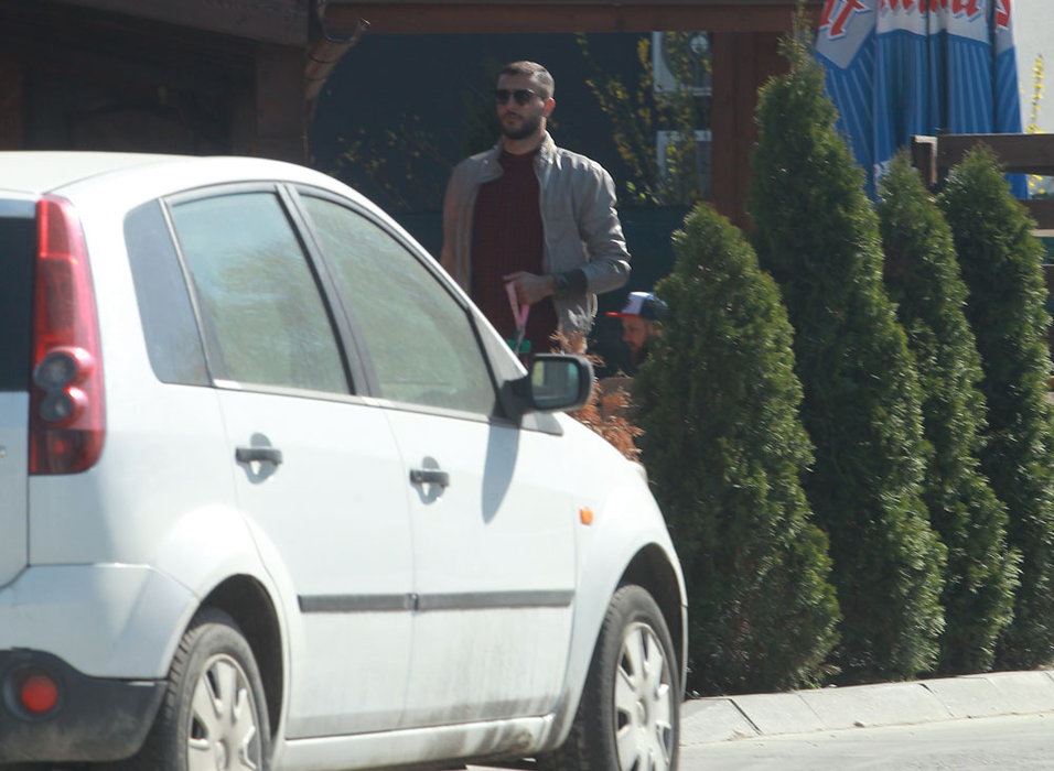 Mattia Montini iese din restaurant și se îndreaptă spre casă