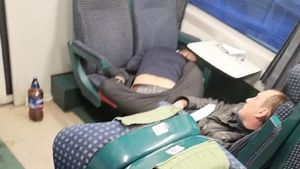 Made in Vaslui. Imaginea zilei: doi bețivi dormind în genunchi în tren, fără mască, au făcut înconjurul internetului