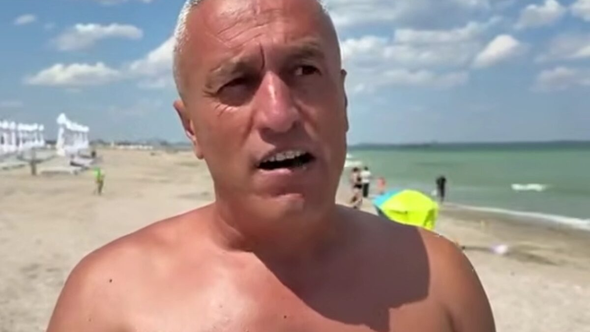 Erou fără ezitare! Un buzoian a intrat în mare și a salvat o fetiță de 11 ani