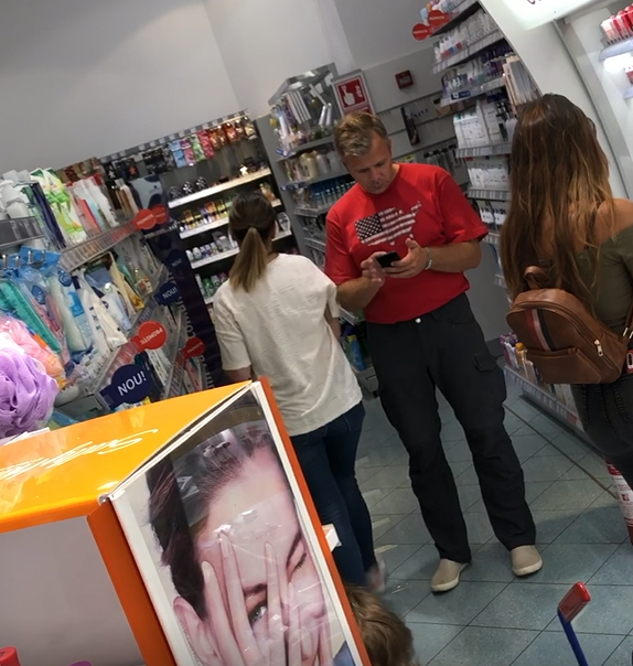 Mălin a stat cu ochii lipiți de telefon