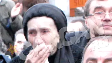 Mama lui Şerban Ionescu, distrusă la înmormântare! A stat permanent lângă Magda şi a fost sprijinită de nepot