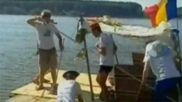 VIDEO Cinci tineri au pornit pe Dunare pe o pluta realizata din 1.500 PET-uri