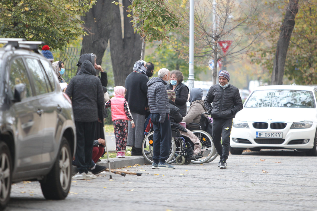 Mai multe persoane nevoiașe s-au strâns în fața ”Palatului ” lui Gigi Becali