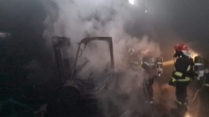 Pericol mare în Prahova! Un incendiu a izbucnit la o hală cu uleiuri și diluanți. 28 de pompieri au fost mobilizați
