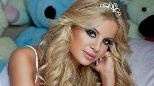 Marina Dina nu suportă hainele "plictisitoare". Fosta asistentă şi-a innebunit fanii cu o tinută care-i lasă la vedere picioarele
