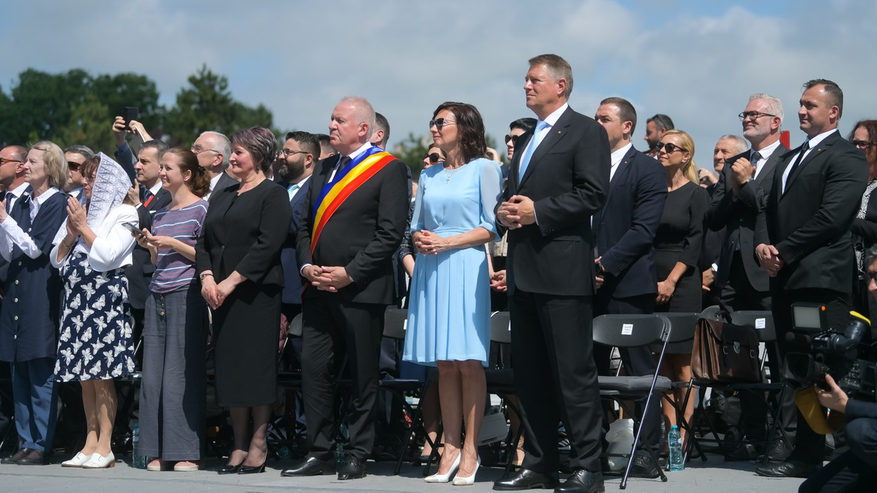 Nu o recunoști! Cum arăta Carmen Iohannis în tinereţe! În copilărie, Prima Doamnă a luat lecții de balet și de pian