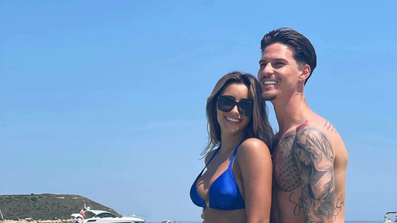 Iubita lui Dennis Man, fotbalistul aflat pe lista lui AC Milan, o adevărată bombă-sexy! Fotografii incendiare cu Alexandra Ionela, fostă Miss Arad în 2014| GALERIE FOTO