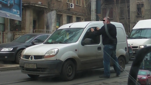 La un pas de bataie in trafic! Ce s-ar fi intamplat daca deschidea geamul?